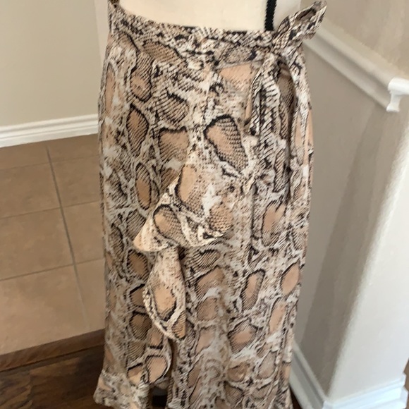 Lulu’s tan silky snakeskin print ruffled skirt Size XS - Picture 6 of 17